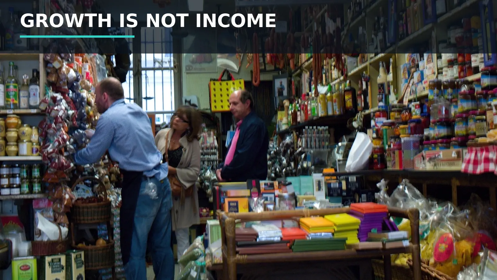 Photo d’archive de 2012 dans une épicerie parisienne avec le texte GROWTH IS NOT INCOME