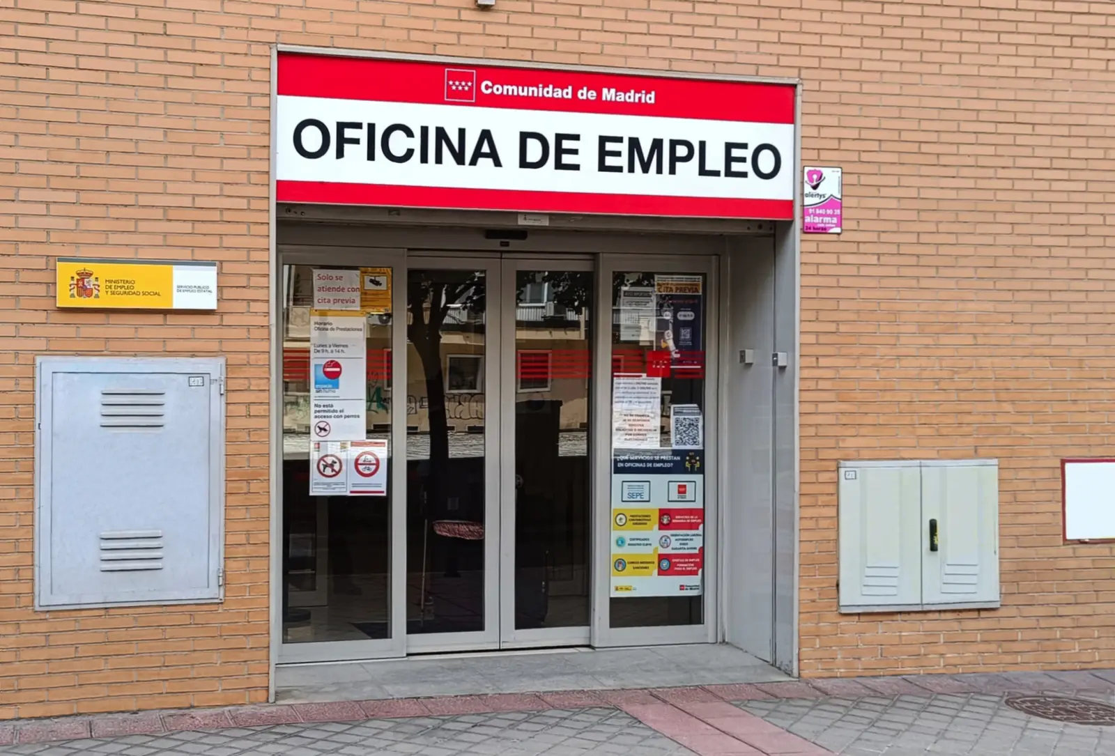 Entrance to a joint employment office of the Community of Madrid and Spain's public employment service.
