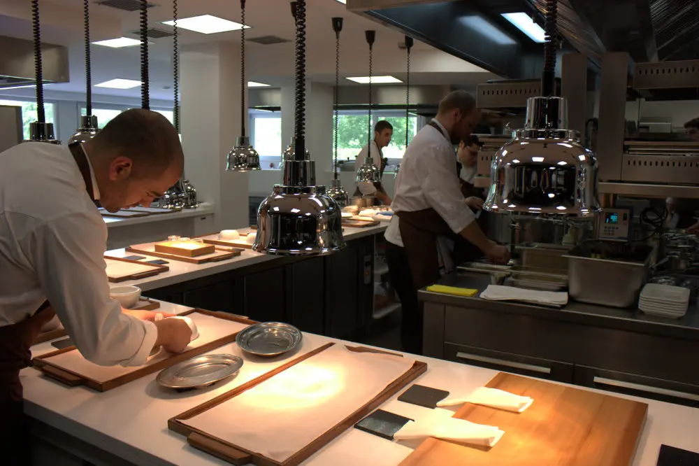 Cocina profesional del restaurante Mugaritz en Gipuzkoa con cocineros y equipamiento