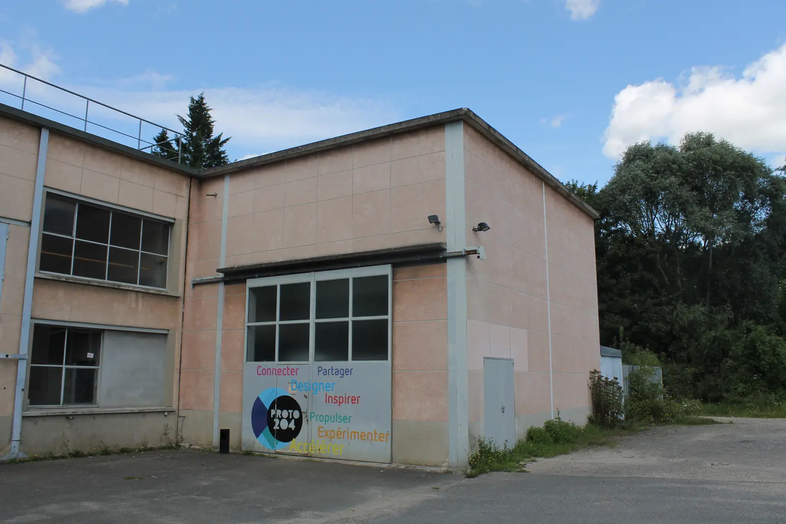 Bâtiment de l’espace collaboratif Proto 204 sur le campus d’Orsay, avec son nom peint sur une porte