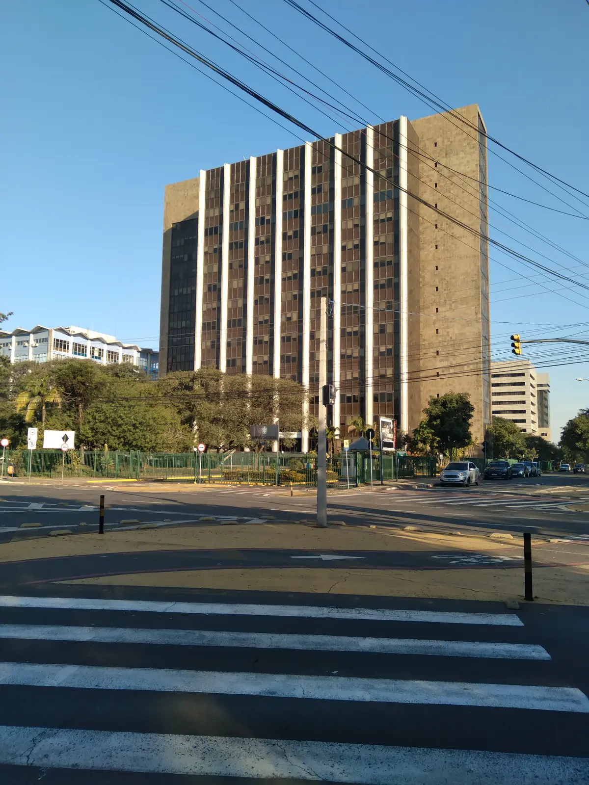 Fachada do prédio da Receita Federal em Porto Alegre, vista a partir da rua