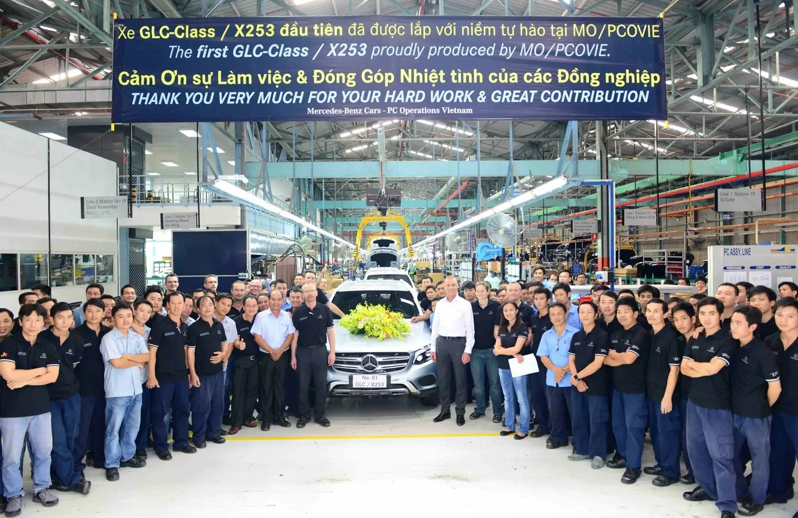 Công nhân và quản lý trong lễ chào đón chiếc GLC đầu tiên lắp ráp tại một nhà máy ở Việt Nam năm 2016