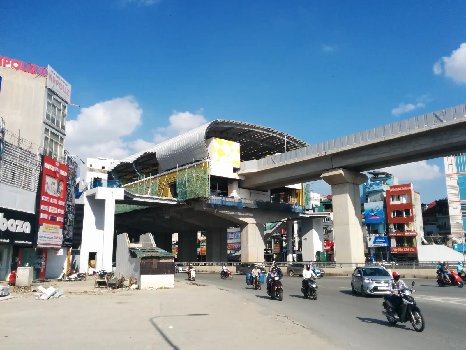 Công trình ga đường sắt đô thị trên cao bên một nút giao đông xe tại Hà Nội năm 2017
